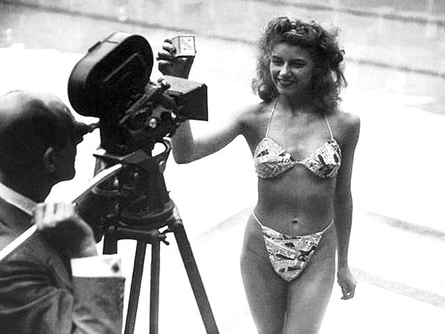 A mai bikinit a francia Louis Réard adta a köznek 1946-ban. A Bikini atollon történt atomrobbantás után nevezte el, mondván, hogy úgy robban majd, mint az atombomba. / Louis Réard designed the first piece of todays' bikini in1946. The name came from the Bikini Atoll atomic bomb - he expected the bikini being as big explosion in the world of fashion as the atomic bomb was.