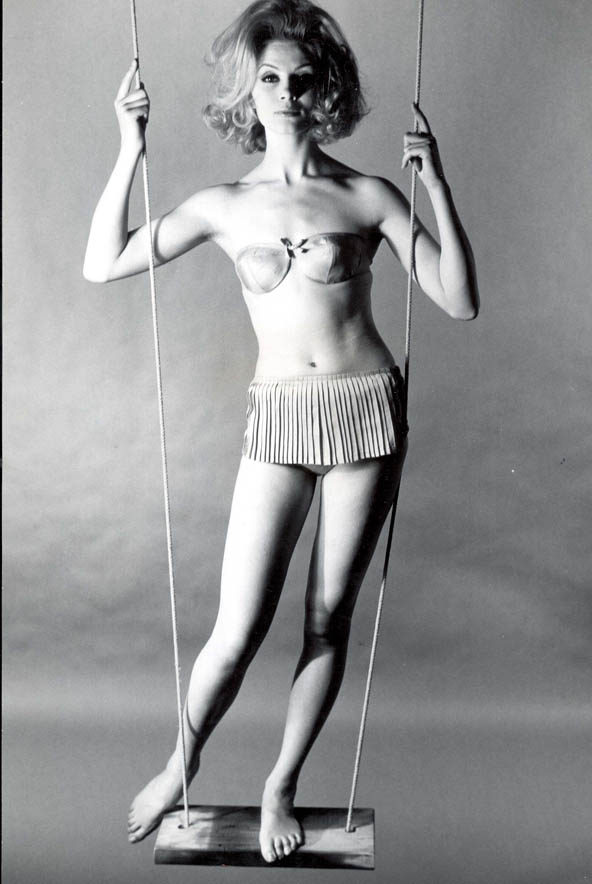 Ha már a köldökünk látszódhat, vállpánt se kell / If your bellybutton is out you can wear strapless bikinies too